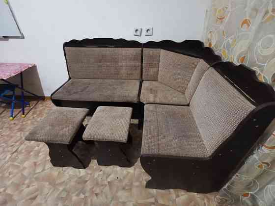 Продам угловой кухонный диванчик и две табуретки 12.000, торг Астана
